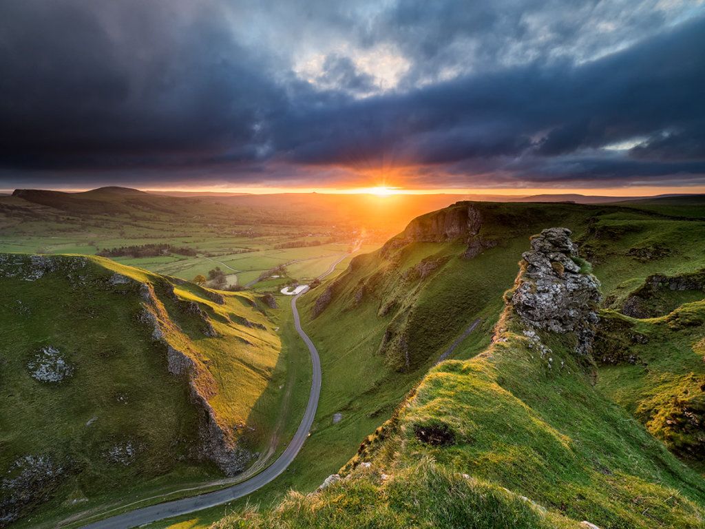 Winnat Pass – The Murdered Lovers and The Suicide&nbsp;Cave.